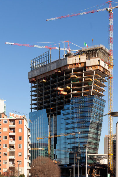 Potain MD 365 and MD 208 construct Italy’s first zero-energy skyscraper, the GIOIA 22 “Shard of Glass”